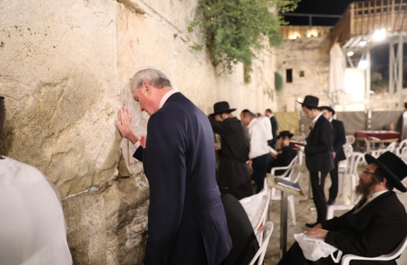  New jersey Governor Phil Murphy (D) prays at the Western Wall. (photo credit: TWITTER/@GovMurphy)