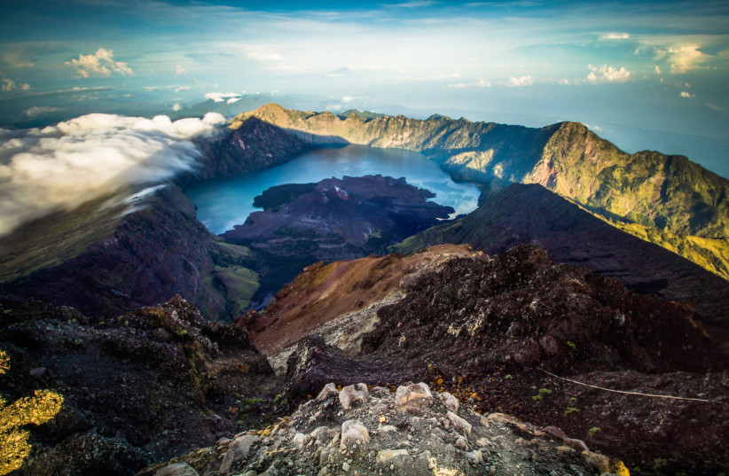  The landscapes of Mount Rinjani and Lake Segara Anak (credit: Wikimedia Commons)