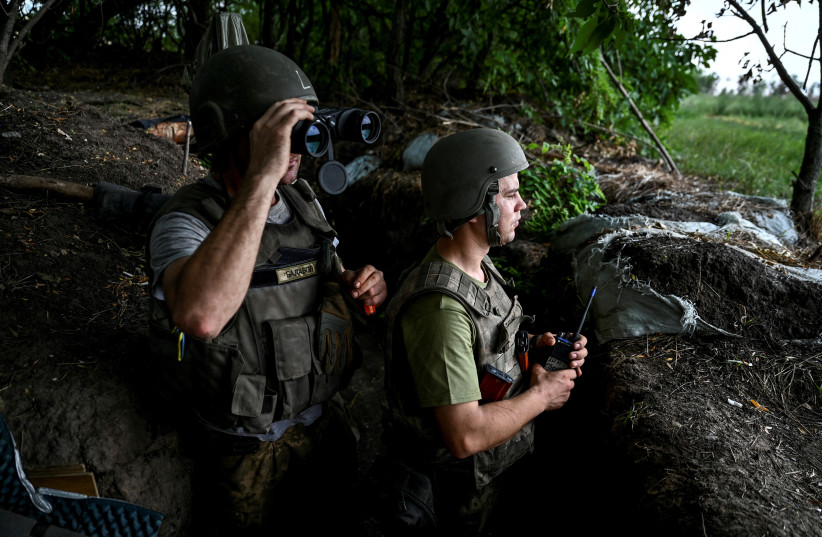 Ukrainian service members observe an area at a position near a frontline, amid Russia's attack on Ukraine continues, in Zaporizhzhia Region, Ukraine, August 18, 2022. (photo credit: REUTERS/DMYTRO SMOLIENKO/FILE PHOTO)