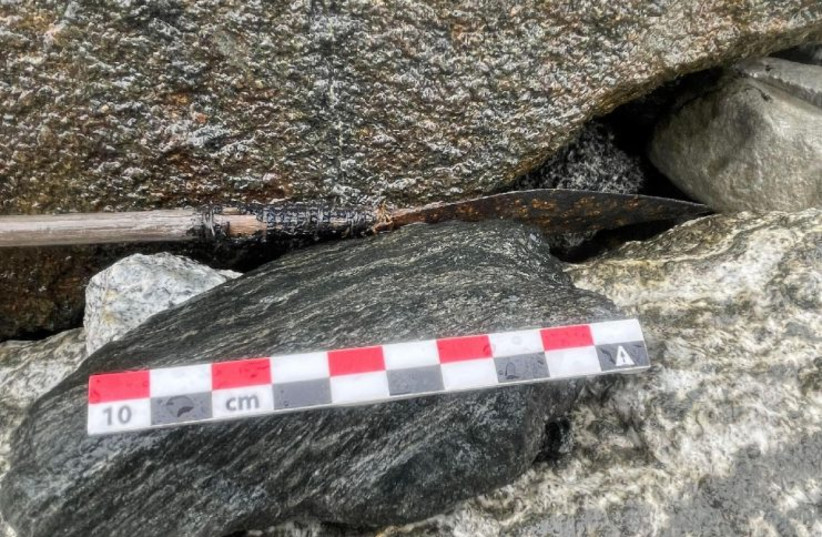  Arrowhead found in Norwegian mountains after a glacier melted. (photo credit: Glacier Archaeology Program)