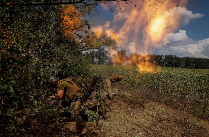  Ukrainian servicemen fire a mortar on a front line, as Russia's attack on Ukraine continues, in Donetsk region, Ukraine August 18, 2022.  (photo credit: STRINGER/ REUTERS)