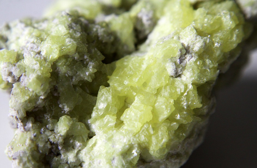  A stone of sulfur. (credit: Wikimedia Commons)