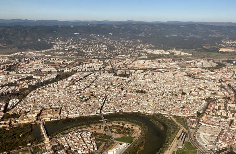 Aerial photograph of Córdoba, Spain. (credit: KALLERNA, CC BY-SA 4.0 (https://creativecommons.org/licenses/by-sa/4.0)/VIA WIKIMEDIA COMMONS)