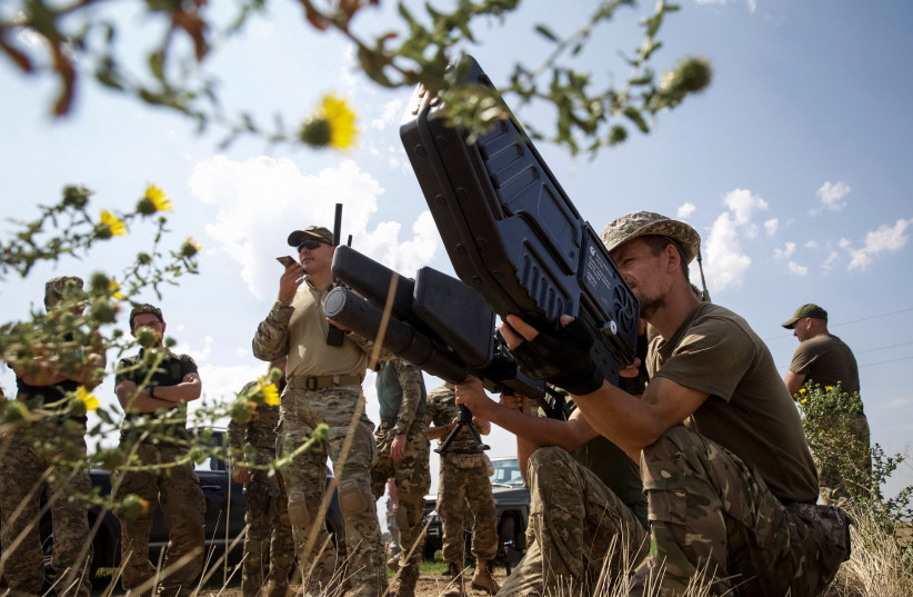  Ukrainian servicemen hold anti-drone guns as they take part in a training exercise not far from the front line in Mykolaiv region, as Russia's attack on Ukraine continues, Ukraine August 14, 2022.  (credit: REUTERS/ANNA KUDRIAVTSEVA)