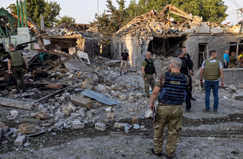  Police and military officers inspect destroyed houses by a strike, amid Russia's invasion, in Mykolaiv, Ukraine, August 29, 2022. (credit: REUTERS/UMIT BEKTAS)
