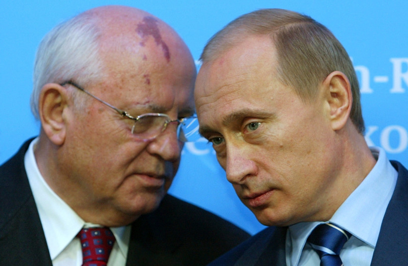  Russian President Vladimir Putin (R) listens to former President of the Soviet Union Mikhail Gorbachev during a news conference following bilateral talks with German Chancellor Gerhard Schroeder at Schloss Gottorf Palace in the northern German town of Schleswig, Germany December 21, 2004. (credit: CHRISTIAN CHARISIUS/REUTERS)