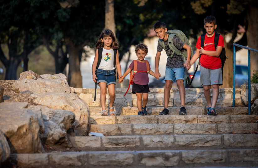  Children across Israel return to school after weeks of uncertainty, September 1, 2022. (credit: YONATAN SINDEL/FLASH90)