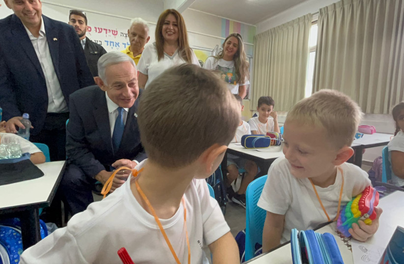  Former prime minister Benjamin Netanyahu visits the Hanasi Elementary School in Bat Yam to welcome in the new school year, September 1, 2022. (credit: AVSHALOM SASSONI/MAARIV)