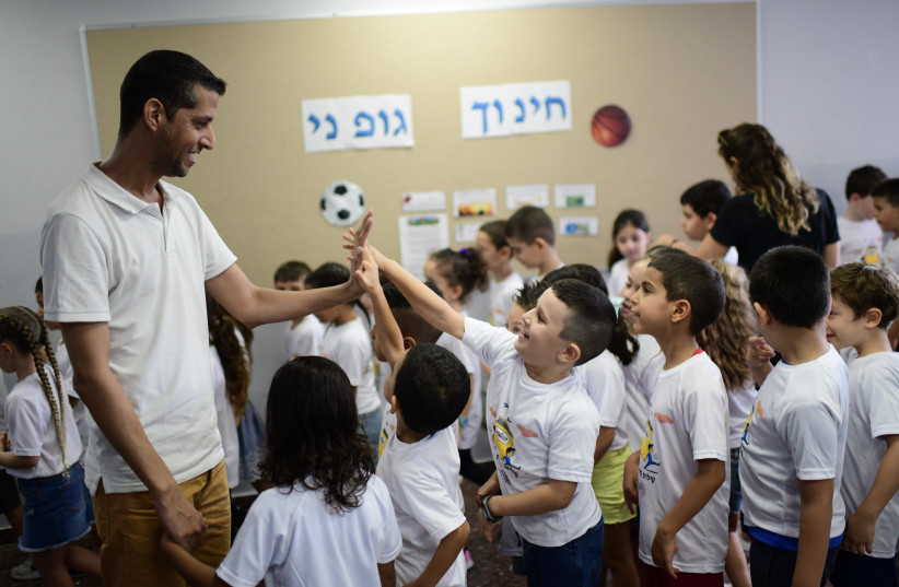  First grade students arrive to the classroom on their first day of school, at Zvi Shapira school, in Tel Aviv, September 1, 2022. (credit: TOMER NEUBERG/FLASH90)