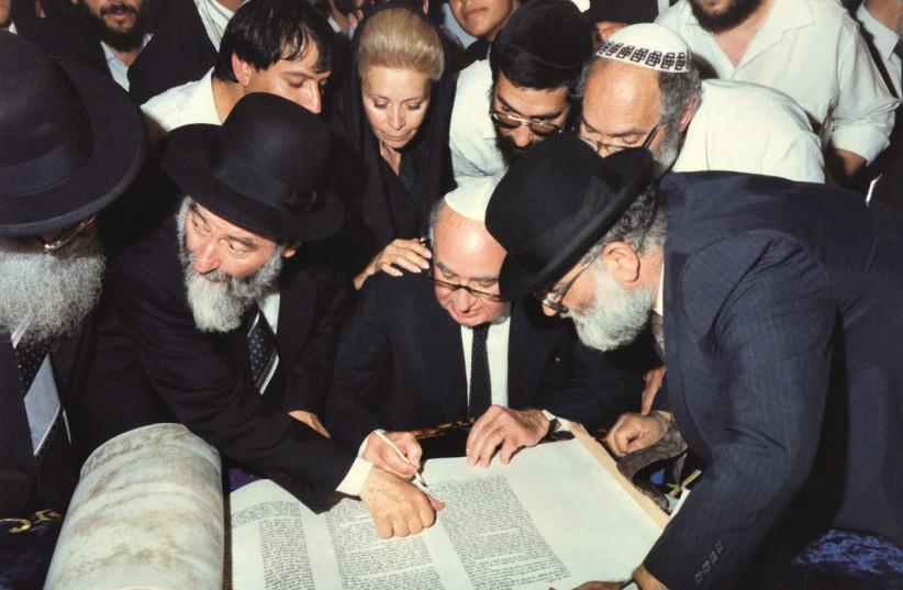  STRONGLY IDENTIFYING with his Sephardic heritage, in 1980 Safra inaugurated the synagogue complex he built in Bat Yam for the members of the Lebanese Jewish community who settled there. Here with Chief Rabbi Ovadia Yosef and Rabbi Yaakov Atiya, his rabbi from Beirut. (credit: Courtesy Edmond J. Safra Foundation)