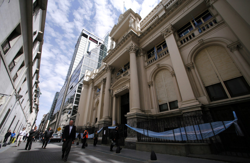 Pedestrians walk by Argentina's Central Bank in Buenos Aires' financial district, October 2, 2014. (photo credit: REUTERS/MARCOS BRINDICCI)