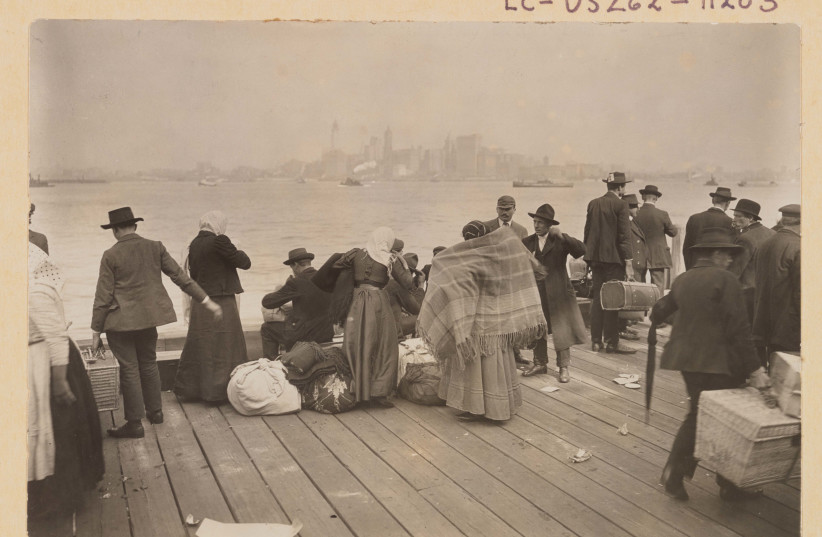 Immigrants waiting to be transferred at Ellis Island, Oct. 30, 1912. (credit: LIBRARY OF CONGRESS)