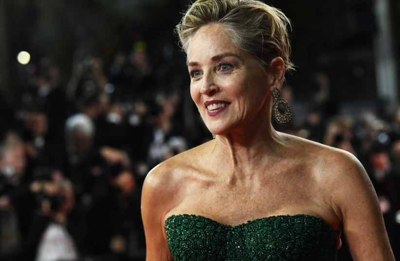Le 75e Festival de Cannes - projection du film "crimes du futur" en compétition - arrivées tapis rouge - Cannes, France, 23 mai 2022. Sharon Stone pose.  (crédit photo : REUTERS/PIROSCHKA VAN DE WOUW)