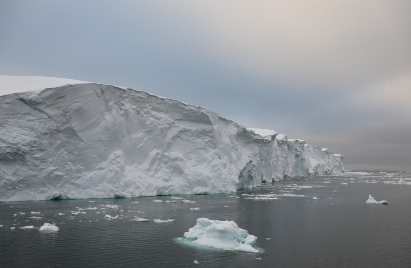 The floating ice edge at Thwaites Glacier margin, photographed in February 2019. (credit: ROBERT LARTER)