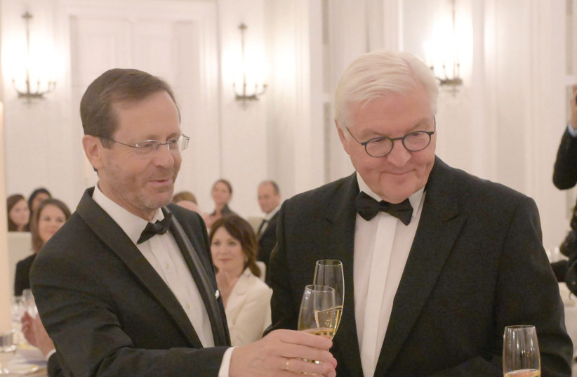  PRESIDENT ISAAC HERZOG and German President Frank-Walter Steinmeier raise a toast at a state dinner in Berlin.  (photo credit: AMOS BEN-GERSHOM/GPO)