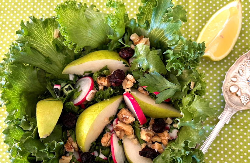  Salanova lettuce and pear salad (credit: PASCALE PEREZ-RUBIN)
