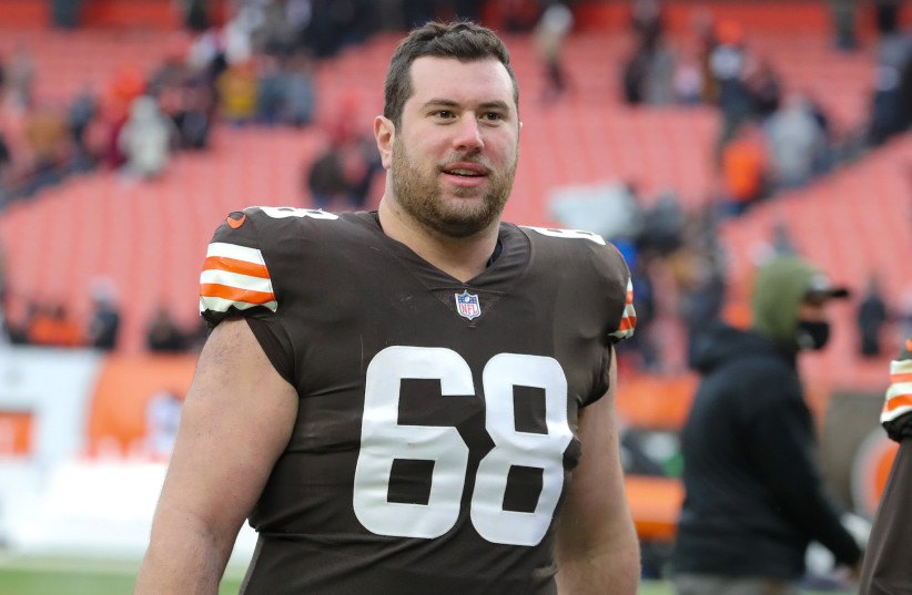  Cleveland Browns offensive guard Michael Dunn leaves the field following a game between the Cincinnati Bengals and Cleveland Browns in Cleveland, Jan. 9, 2022.  (credit: Frank Jansky/Icon Sportswire via Getty Images)