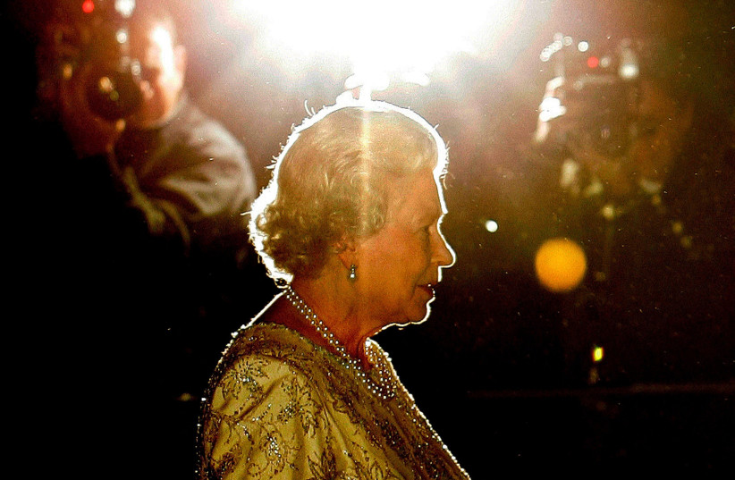  Britain's Queen Elizabeth is greeted by former Prime Minister Margaret Thatcher as she arrives at Thatcher's 80th birthday celebrations at a hotel in London, Britain, October 13, 2005. (credit: KIERAN DOHERTY/REUTERS)