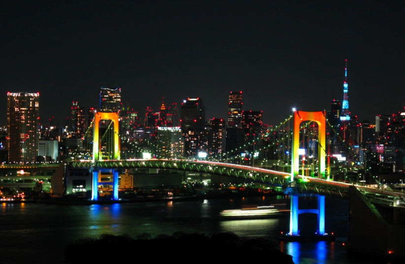 Rainbow Bridge at night, Tokyo, Japan (credit: GUSSISAURIO/CC BY-SA 3.0 (https://creativecommons.org/licenses/by-sa/3.0)/VIA WIKIMEDIA COMMONS)