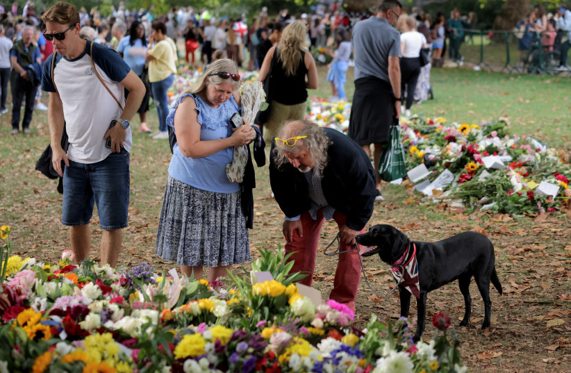  People lay flowers in Green Park next to Buckingham Palace following the death of Queen Elizabeth in London, Britain September 11, 2022.  (credit: REUTERS/KEVIN COOMBS)