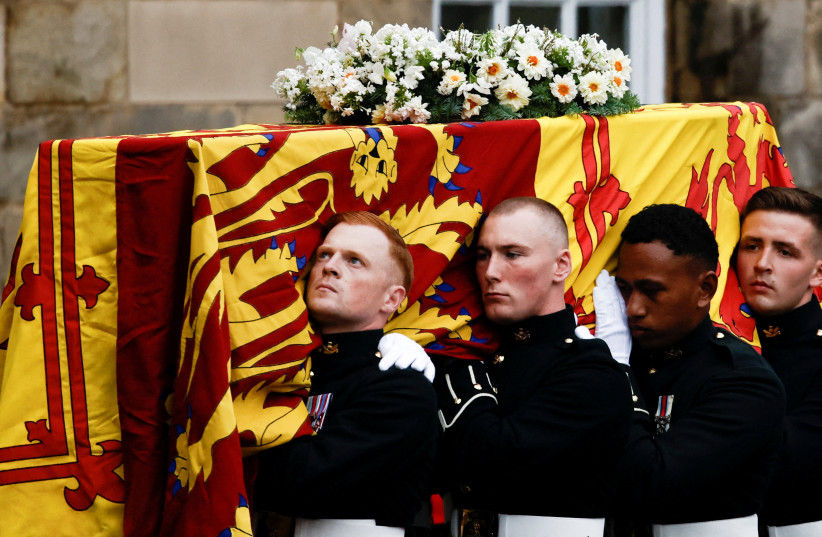  Pallbearers carry the coffin of Britain's Queen Elizabeth as the hearse arrives at the Palace of Holyroodhouse in Edinburgh, Scotland, Britain, September 11, 2022. (credit: ALKIS KONSTANTINIDIS / REUTERS)