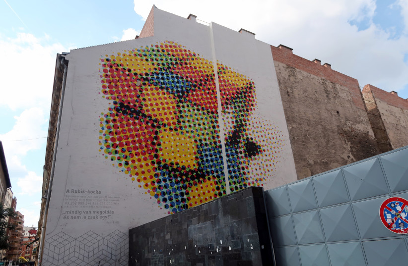  MURAL HONORING Erno Rubik, inventor of the eponymous cube, on Budapest’s Dob Street. (credit: Bex Walton/Flickr)