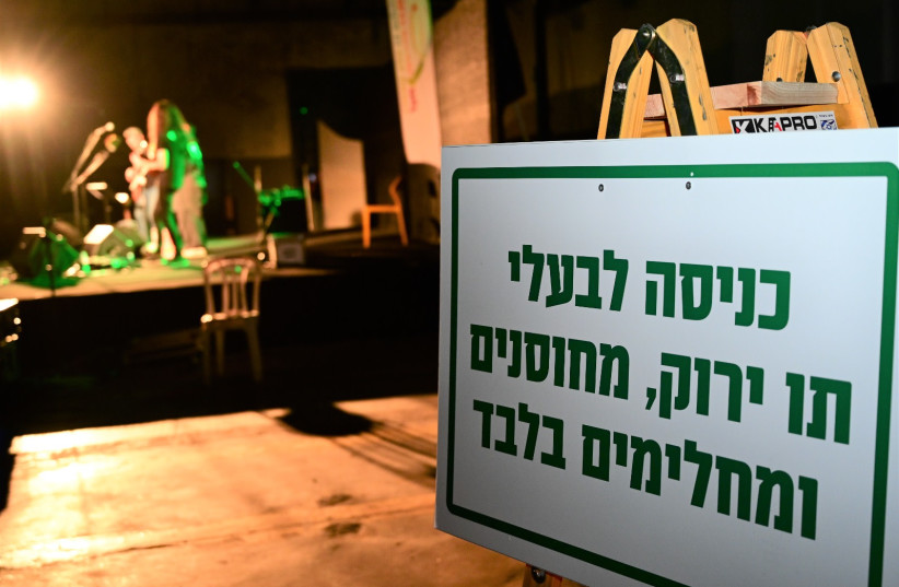  Israeli singer Karolina (49) performs at the first live concert in front of an audience after 3 Covid-19 virus lockdowns at the Znobar Cultural Center near Moshav Kidmat Zvi, Golan Heights. March 10, 2021. (credit: MICHAEL GILADI/FLASH90)