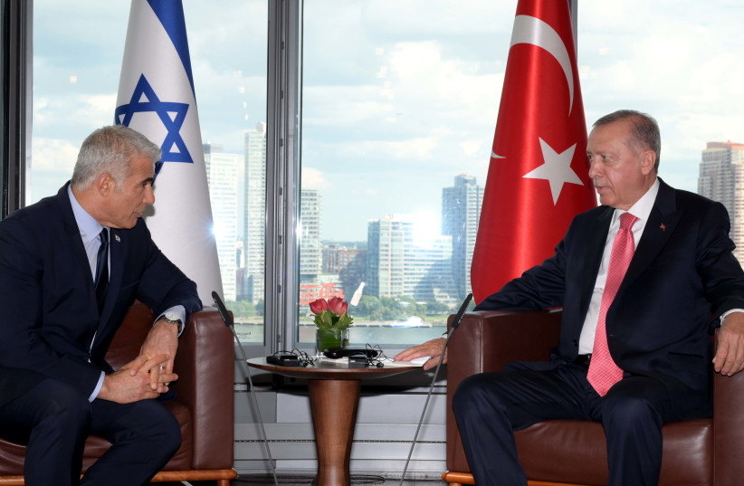 Le Premier ministre Yair Lapid rencontre le président turc Recep Tayyip Erdogan à Beit al-Turki près du siège de l'ONU à New York. (crédit : Avi Ohayon/GPO)