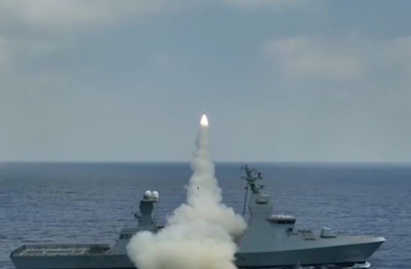 La marine israélienne effectue un test de missile visant à protéger les actifs maritimes stratégiques.  (crédit photo : CAPTURE D'ÉCRAN/UNITÉ DU PORTE-PAROLE de Tsahal)