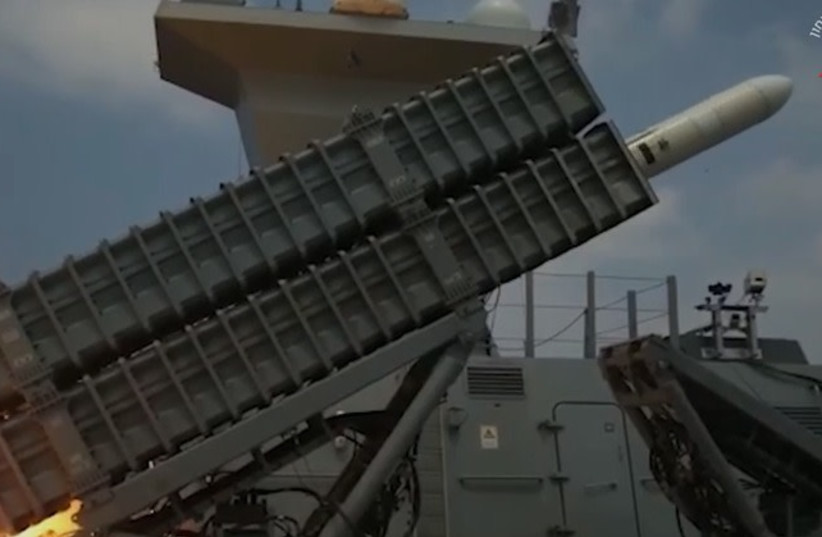 La marine israélienne effectue un test de missile visant à protéger les actifs maritimes stratégiques.  (crédit : CAPTURE D'ÉCRAN/UNITÉ DU PORTE-PAROLE de Tsahal)