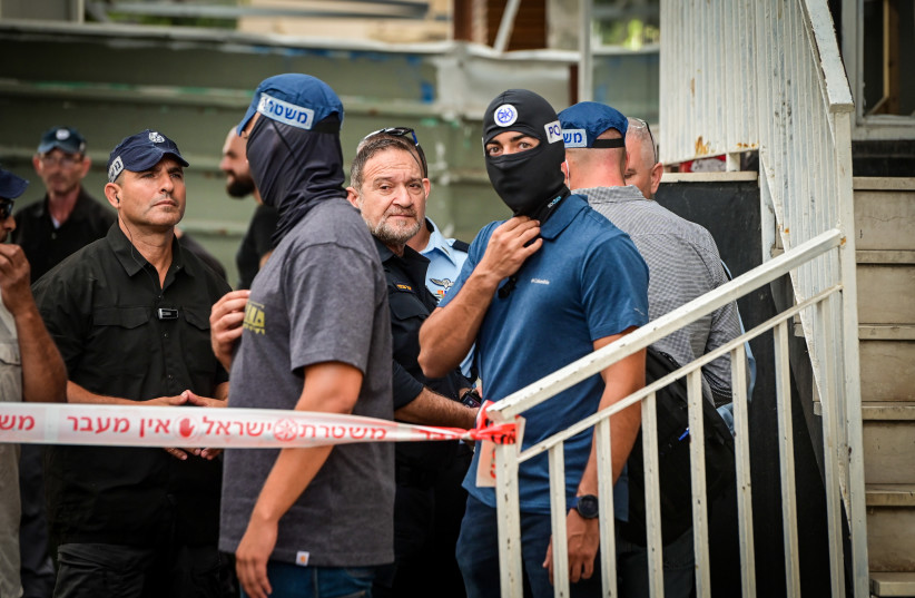  Israeli security forces at the scene where the body of a Palestinian man suspected of killing an 84-year-old woman in Holon, in central Tel Aviv on September 21, 2022. (credit: AVSHALOM SASSONI/FLASH90)