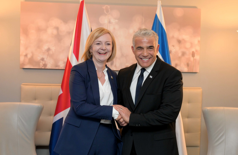  Prime Minister Yair Lapid with British coutnerpart Liz Truss in New York on September 21, 2022 (credit: Avi Ohayon/GPO)