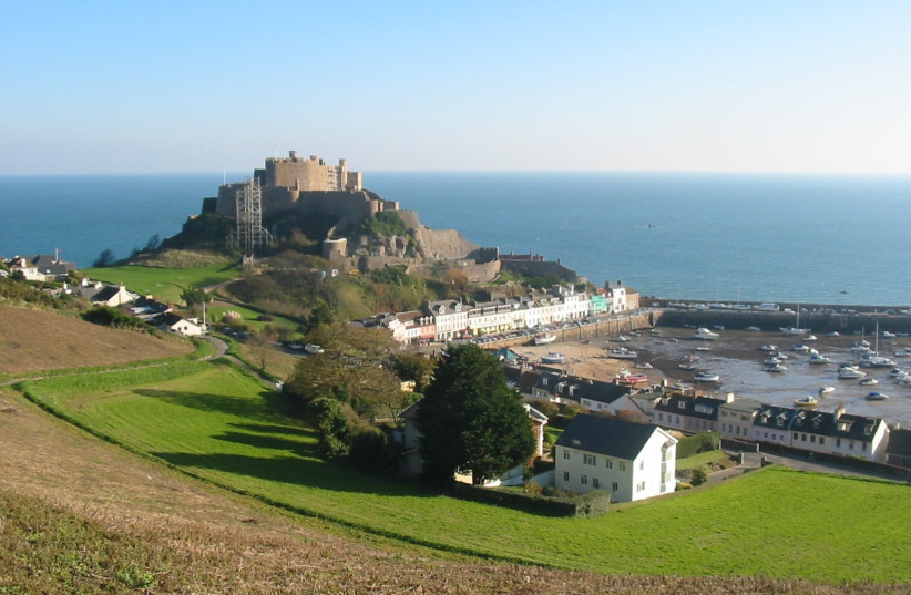  JERSEY VIEW: Mont Orgueil, a castle overlooking the harbor of Gorey, was built in the 13th century after its split from Normandy.  (credit: Wikimedia Commons)