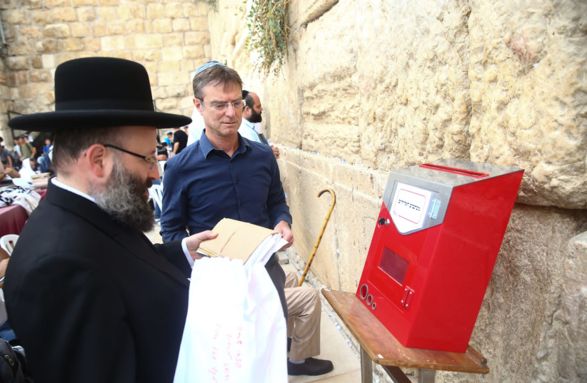  David Laron, CEO of the Israel Post and Rabbi Shmuel Shalita, Rabbi of the Western Wall, place notes in the wall (photo credit: Elhanan Kotler)