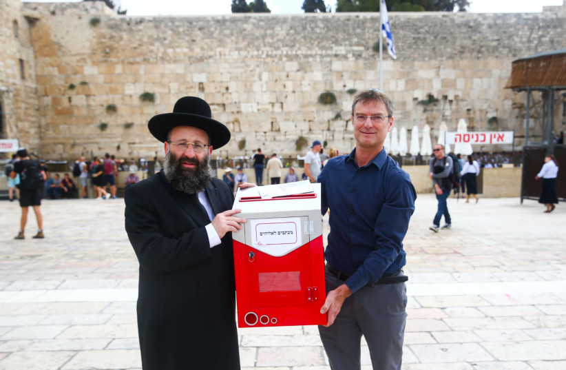  David Laron, CEO of the Israel Post and Rabbi Shmuel Shalita, Rabbi of the Western Wall (credit: Elhanan Kotler)