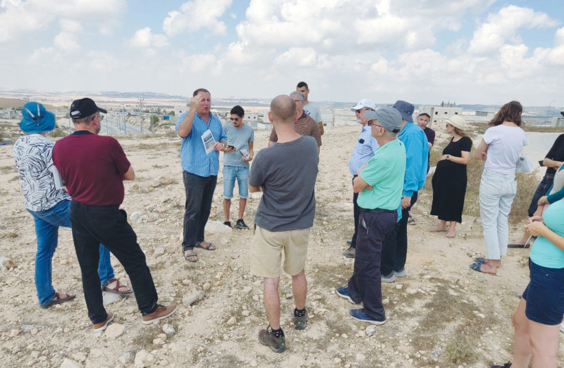  REGAVIM CEO Meir Deutsch briefs a Kohelet Forum study tour this week, in the Bedouin town of Lakia in the Negev.  (photo credit: Courtesy Kohelet Forum)