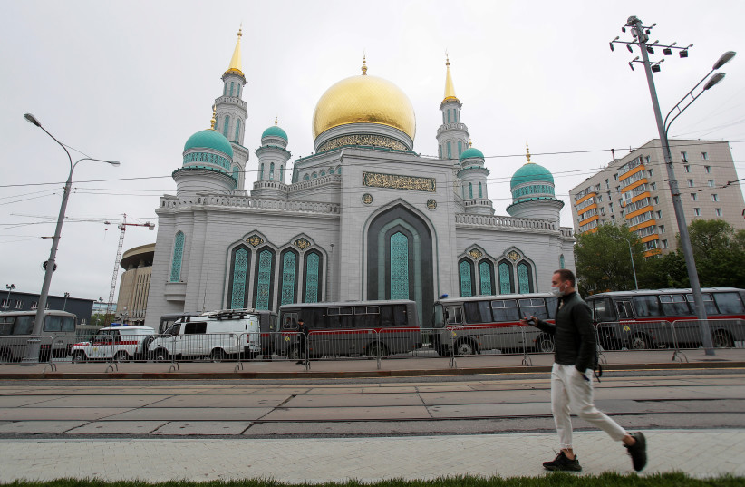  A man wearing a protective face mask walks past the closed Moscow Cathedral Mosque during Eid al-Fitr, the Muslim festival marking the end the holy fasting month of Ramadan, amid the coronavirus disease (COVID-19) outbreak in Moscow, Russia May 24, 2020. (credit: MAXIM SHEMETOV/REUTERS)