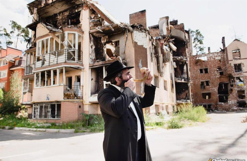  Chabad Rabbi Yehoshua Vishedsky blows the shofar in the Ukrainian capital of Kyiv. (credit: Courtesy of Chabad.org)