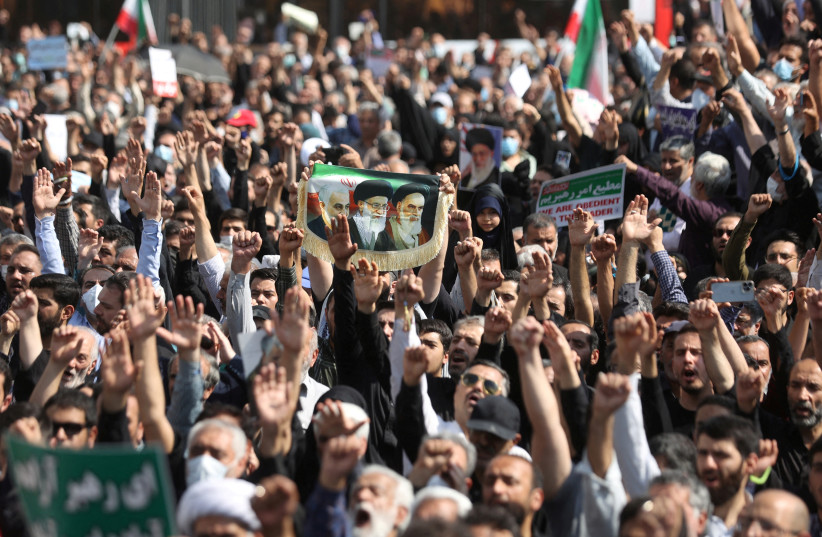 Les peuples pro-gouvernementaux se rassemblent contre les récents rassemblements de protestation en Iran, après la cérémonie de prière du vendredi à Téhéran, Iran, le 23 septembre 2022. (Crédit : Majid Asgaripour/WANA via Reuters)