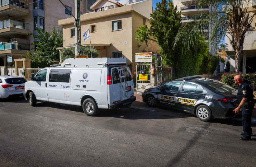  Israel Police at the scene where a man is suspected of murdering his wife and then setting his home ablaze in Rehovot, on September 27, 2022 (credit: FLASH90)