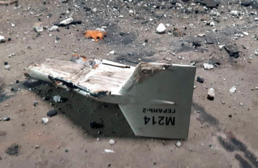 Une partie d'un véhicule aérien sans pilote, ce que les autorités militaires ukrainiennes ont décrit comme un drone suicide de fabrication iranienne Shahed-136 et qui a été abattu près de la ville de Kupiansk, au milieu de l'attaque de la Russie contre l'Ukraine, est vue dans la région de Kharkiv, en Ukraine, dans ce document photo publiée le 13 septembre 2022 (crédit : LA DIRECTION DES COMMUNICATIONS STRATÉGIQUES DES FORCES ARMÉES UKRAINIENNES/HANDOUT VIA REUTERS)