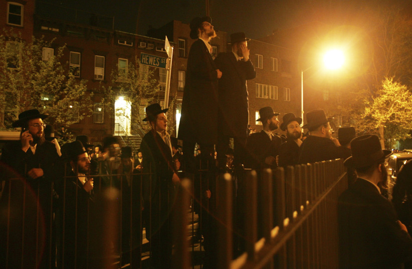   Followers watch as Rabbi Moses Teitelbaum's funeral procession leaves Williamsburg on April 24, 2006 in Brooklyn, New York City.  (credit: MICHAEL NAGLE/GETTY IMAGES)