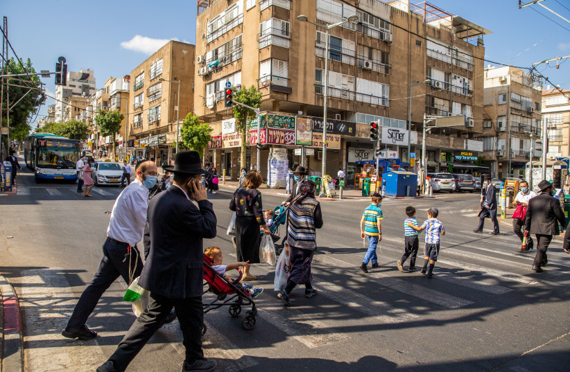  BNEI BRAK street scene: Pandemic discrimination. (credit: YOSSI ALONI/FLASH90)