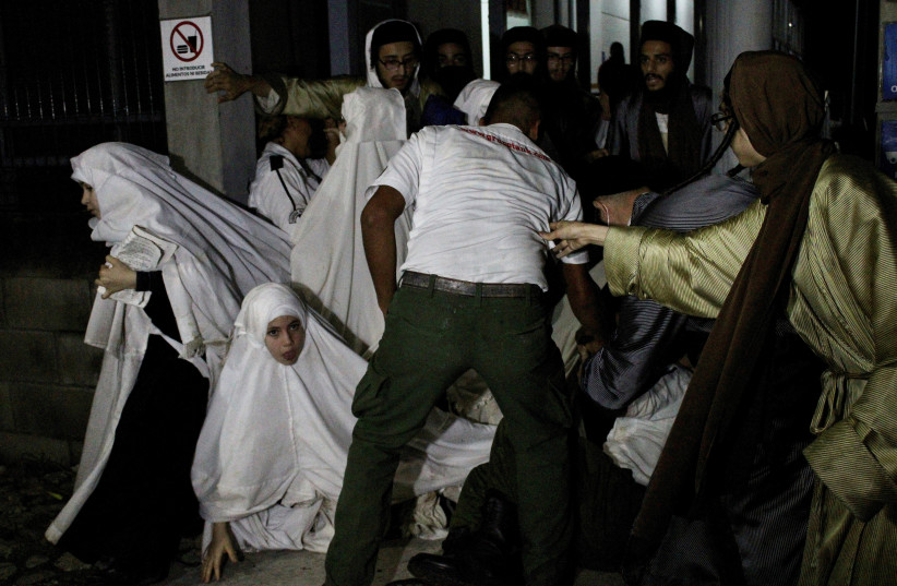  Members of the fundamentalist Jewish sect Lev Tahor, whose members are suspected of a string of serious crimes, escape from a detention center where they were being held following a raid, in Huixtla, Chiapas state, Mexico September 28, 2022. (photo credit: JOSE TORRES / REUTERS)