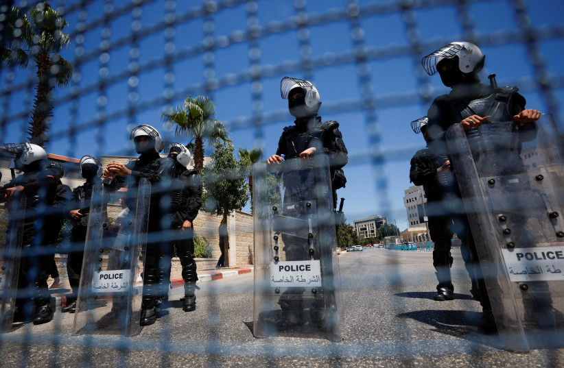  Police officers stand guard as palestinian lawyers protest against Palestinian Authority's rule by decree and demand a return to normal parliamentary lawmaking, in Ramallah, July 25, 2022 (credit: REUTERS/MOHAMAD TOROKMAN)