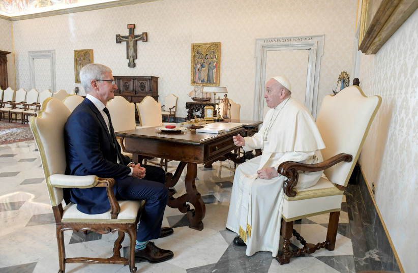  Pope Francis holds talks with Apple chief Tim Cook during a private audience at the Vatican, October 3, 2022.  (photo credit: VATICAN MEDIA/HANDOUT VIA REUTERS)