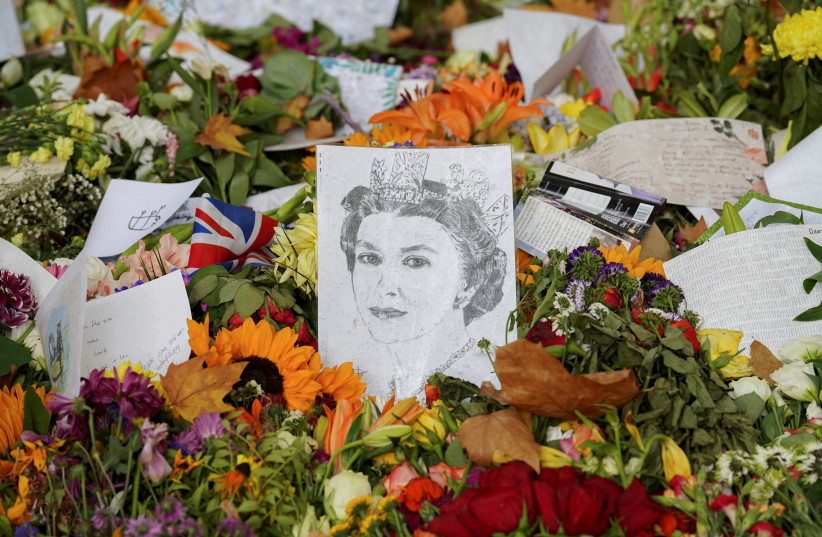  TRIBUTES TO Queen Elizabeth II at Green Park, London, Sept. 23.  (photo credit: Maja Smiejkowska/Reuters)