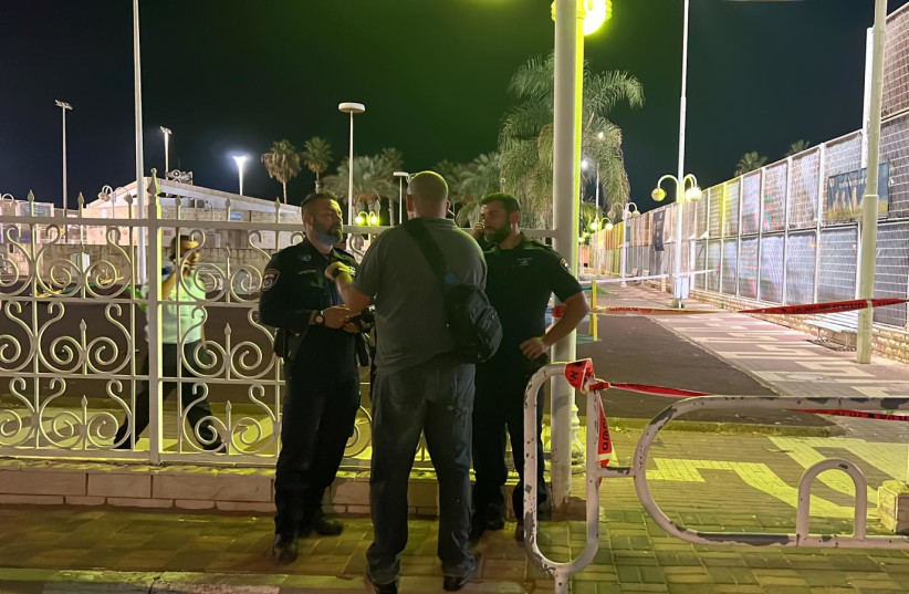  Police officers investigate the scene of a shooting in Nahariya (photo credit: POLICE SPOKESPERSON'S UNIT)