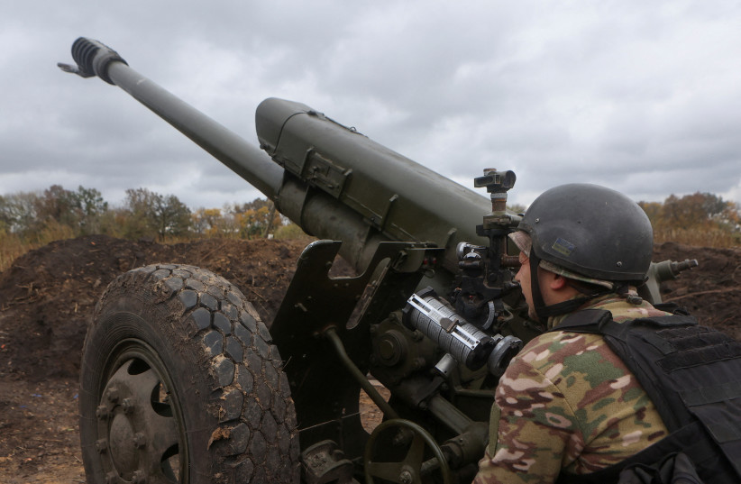  A member of the Ukrainian National Guard prepares a D-30 howitzer for a fire towards Russian troops, amid Russia's attack on Ukraine, in Kharkiv region, Ukraine October 5, 2022 (photo credit: REUTERS/VYACHESLAV MADIYEVSKYY)