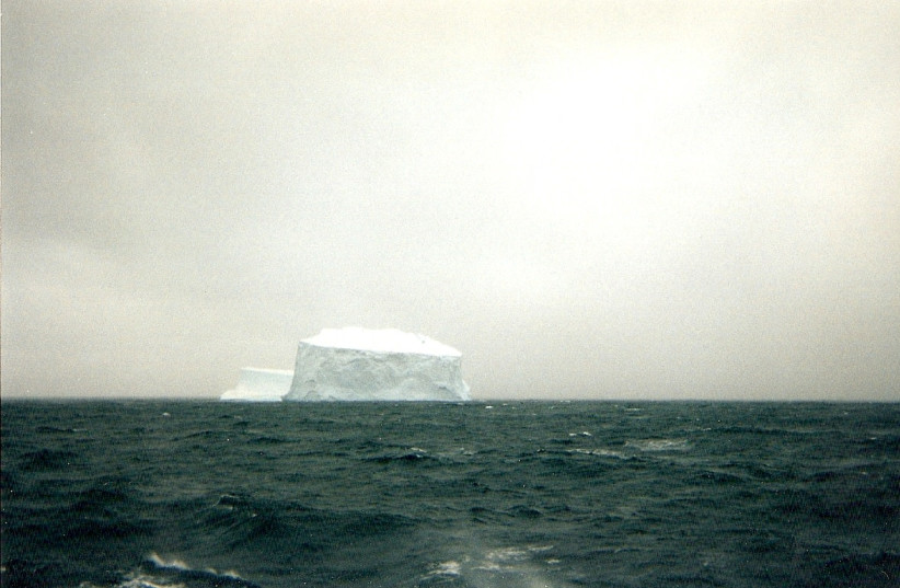  Icebergs in the Scotia Sea. (credit: Wikimedia Commons)
